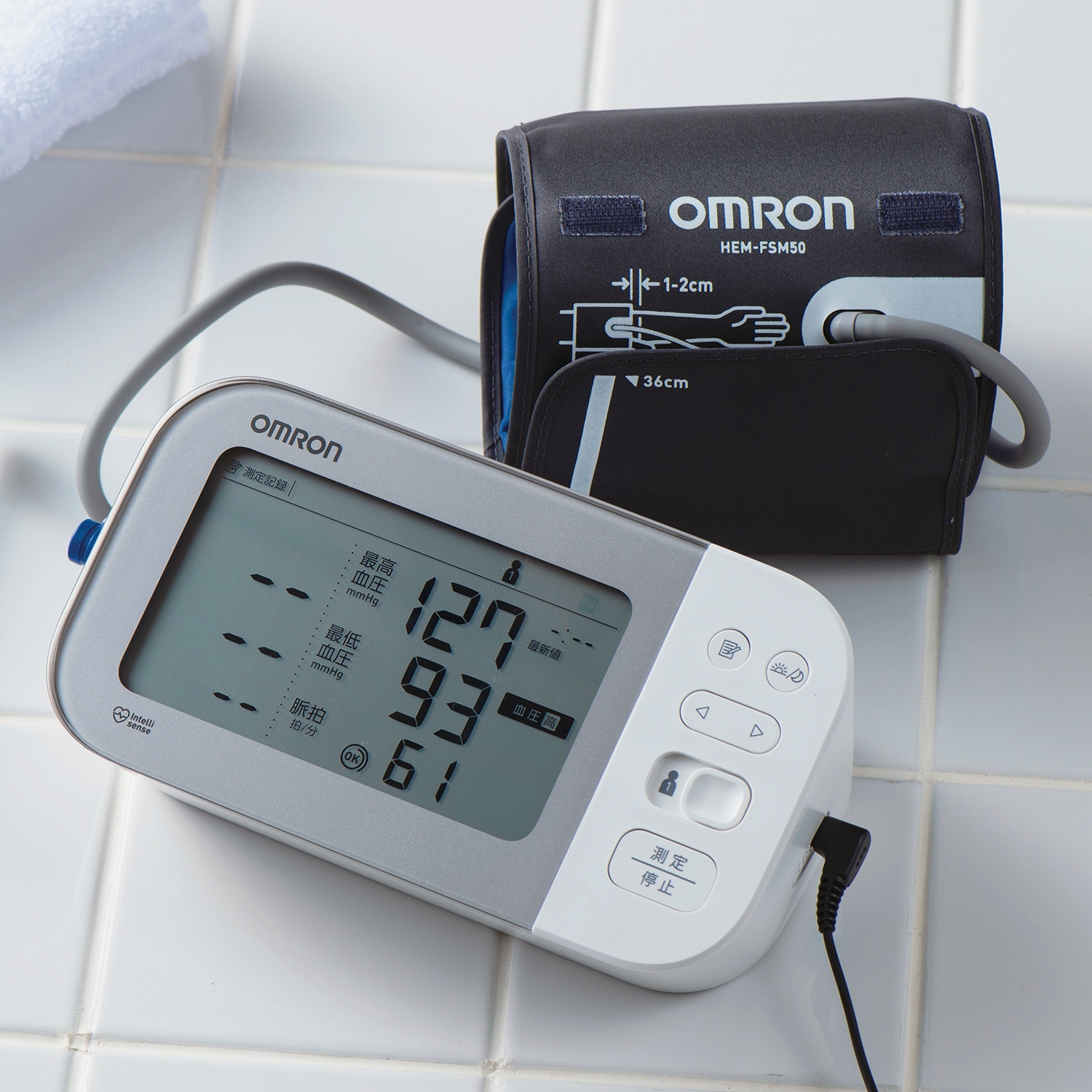 〈オムロン〉自動血圧計