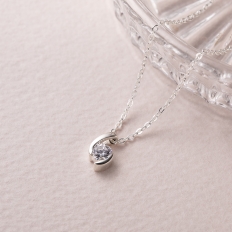 〈ウルティマ〉シルバープチペンダント