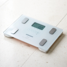 〈オムロン〉体重体組成計